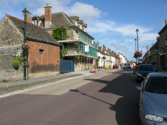 File:Cricklade High Street, southern end - geograph.org.uk - 1584620.jpg