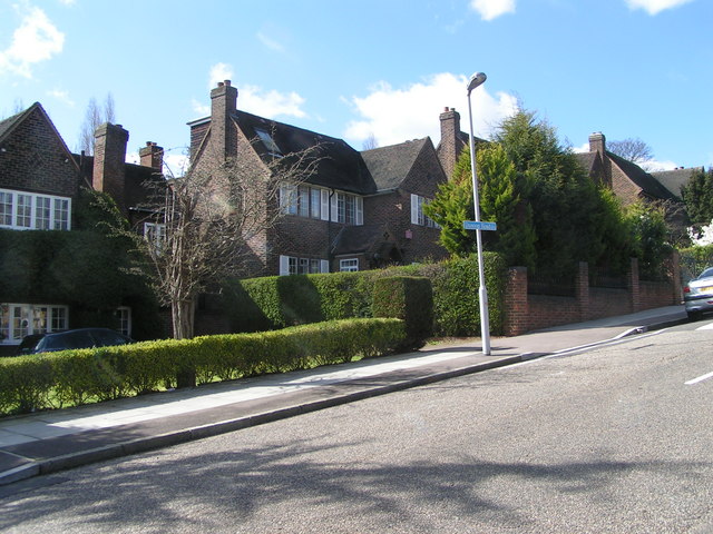 File:Dunoon Road detached houses - geograph.org.uk - 732152.jpg