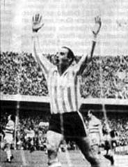 un futbolista celebra un gol