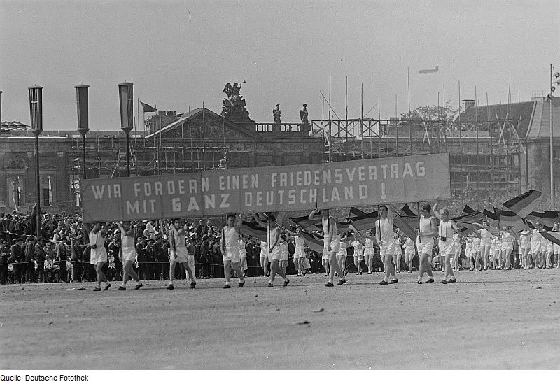 File:Fotothek df roe-neg 0006154 002 Sportlerparade auf dem Marx-Engels-Platz (heute-.jpg