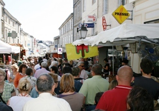 File:Grande Braderie des Commerçants - Bressuire centre.jpg