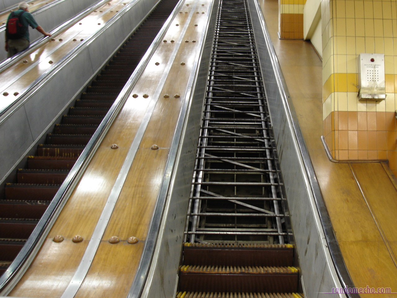 Эскалатор метрополитена безопасность. Эскалатор без ступенек. Ступеньки эскалатора. Эскалатор без ступенек механизм. Ступени эскалатора метрополитена.
