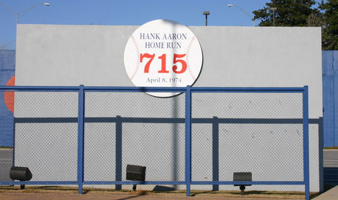 File:Hank Aaron 715 wall (7943527660) (cropped).jpg - Wikimedia Commons