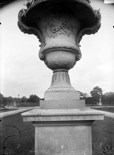 File:Jardin des Tuileries - Vase - Paris 01 - Médiathèque de l'architecture et du patrimoine - APMH00037668.jpg