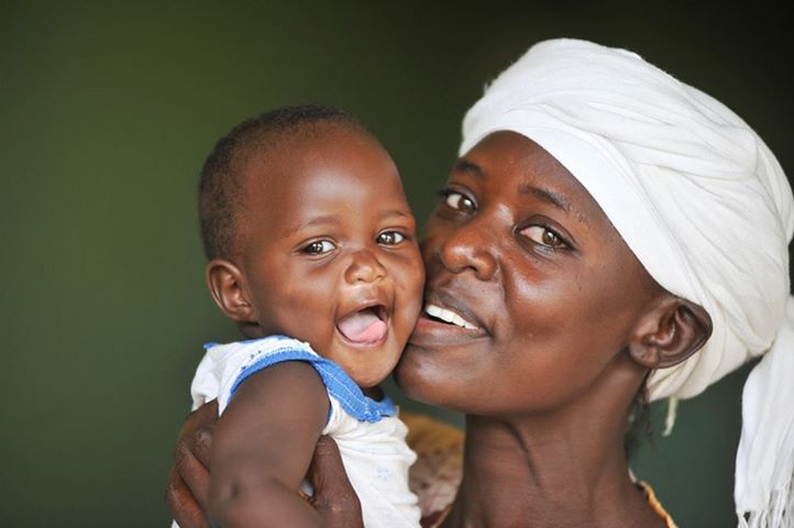 Kenya Mother and Child (9451379699).jpg