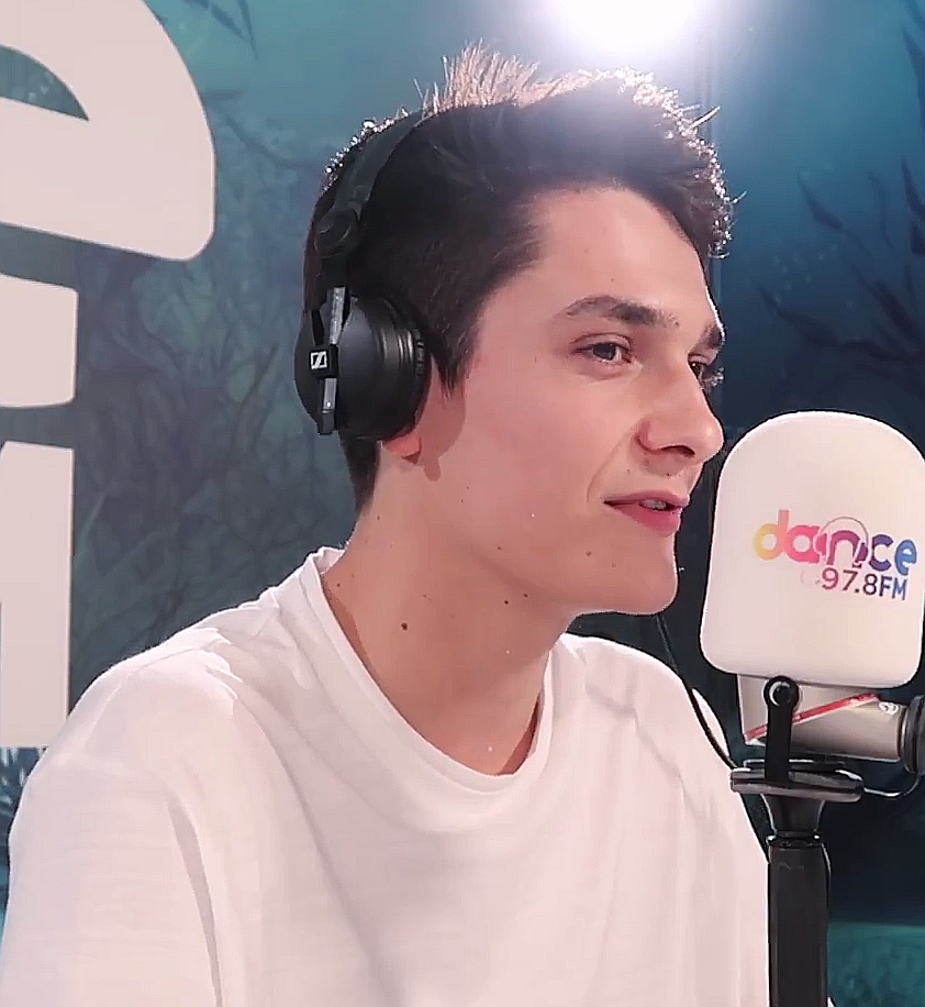 https://upload.wikimedia.org/wikipedia/commons/8/8f/Kungs_in_interview_with_Dance_FM.png