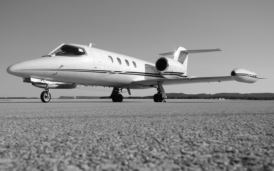 Lear 35 ala black-white (593834513).jpg