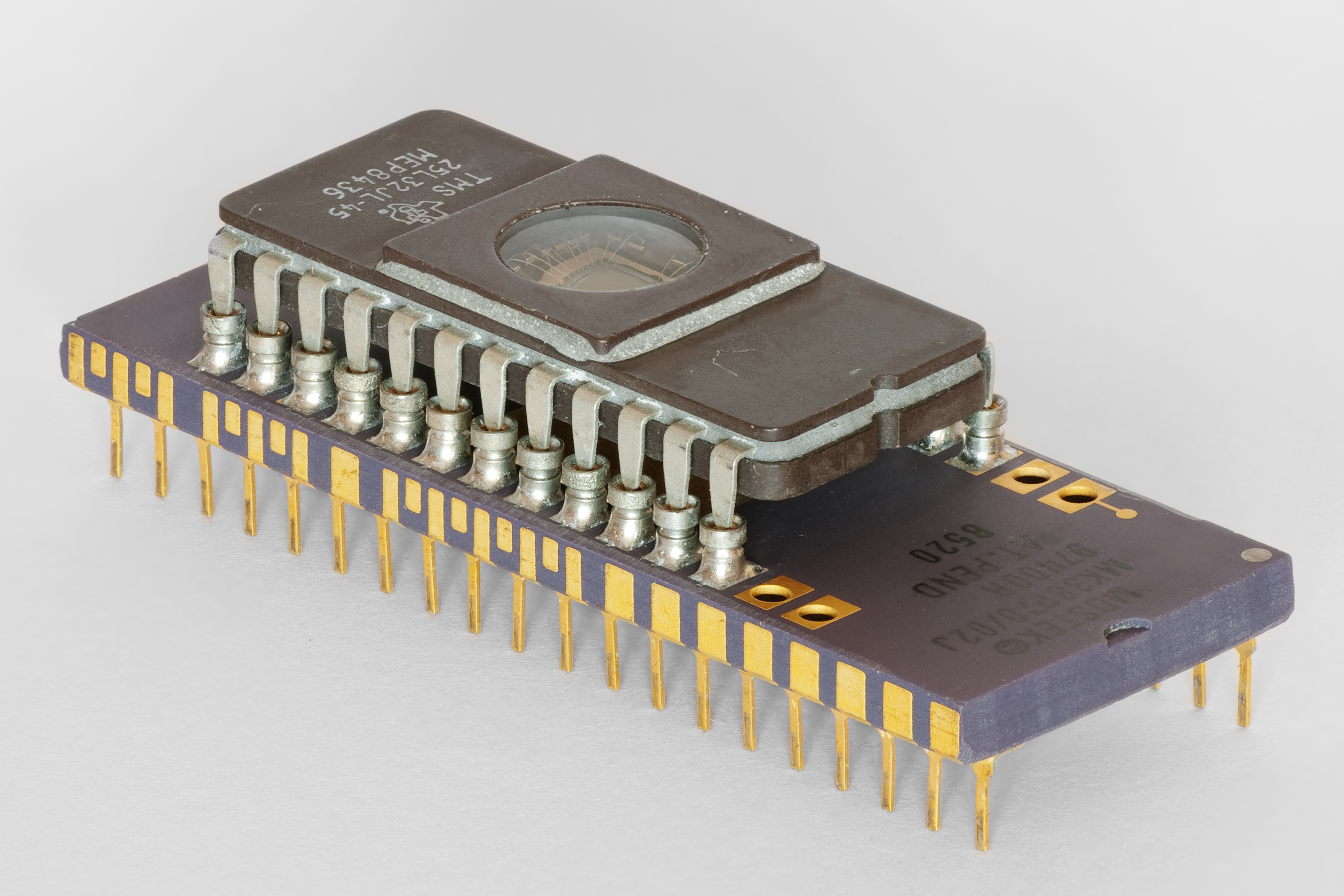 File:Microcomputer with EPROM (piggyback).jpg - Wikimedia ...