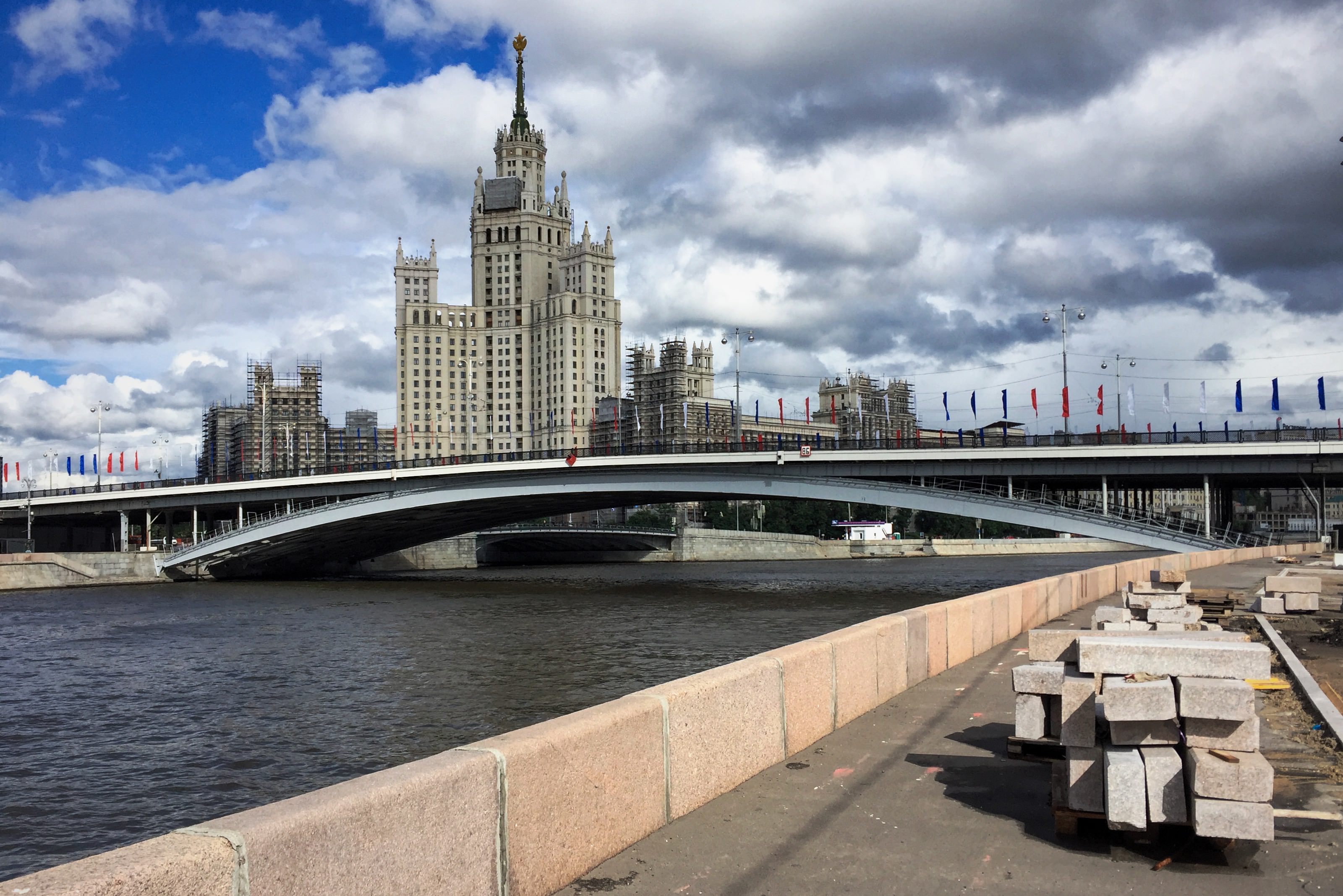 Самые красивые набережные москвы. Котельническая набережная Москва метро. Яуза Котельническая набережная. Таганка Москва река. Таганская набережная.