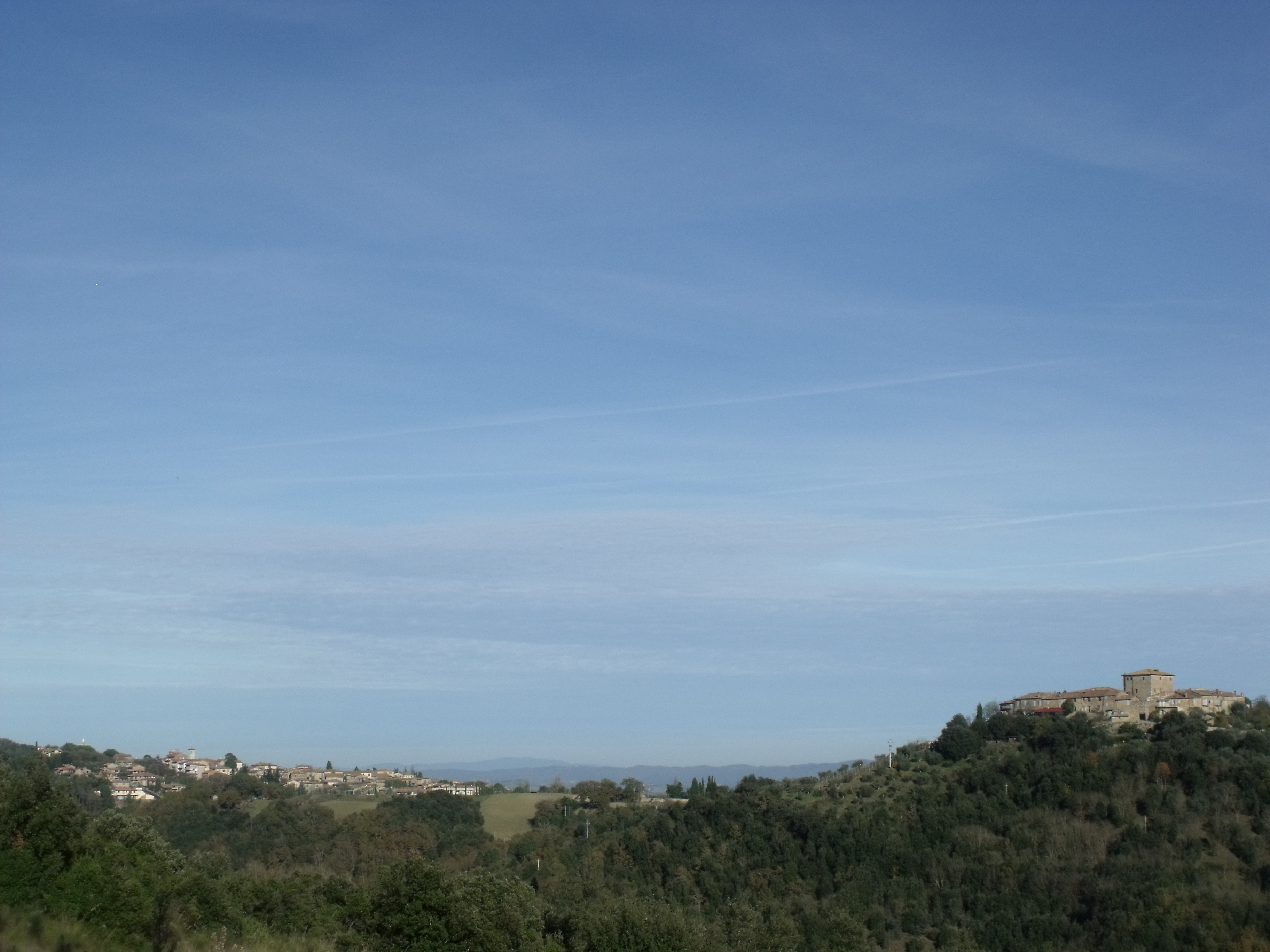 Vescovado di Murlo sulla sinistra e Castello di Murlo sulla destra