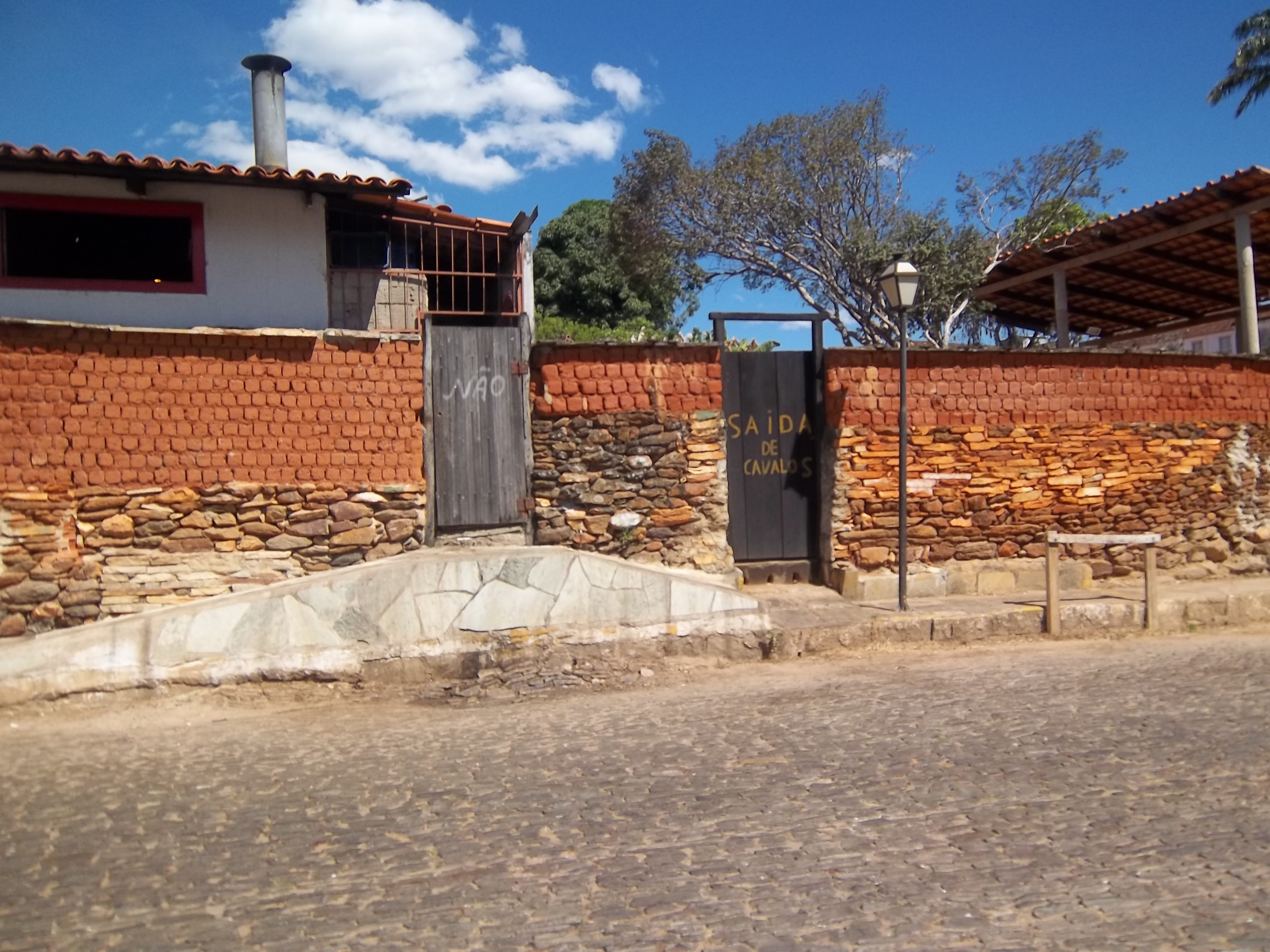 Muro com pedras de Pirenópolis diversas