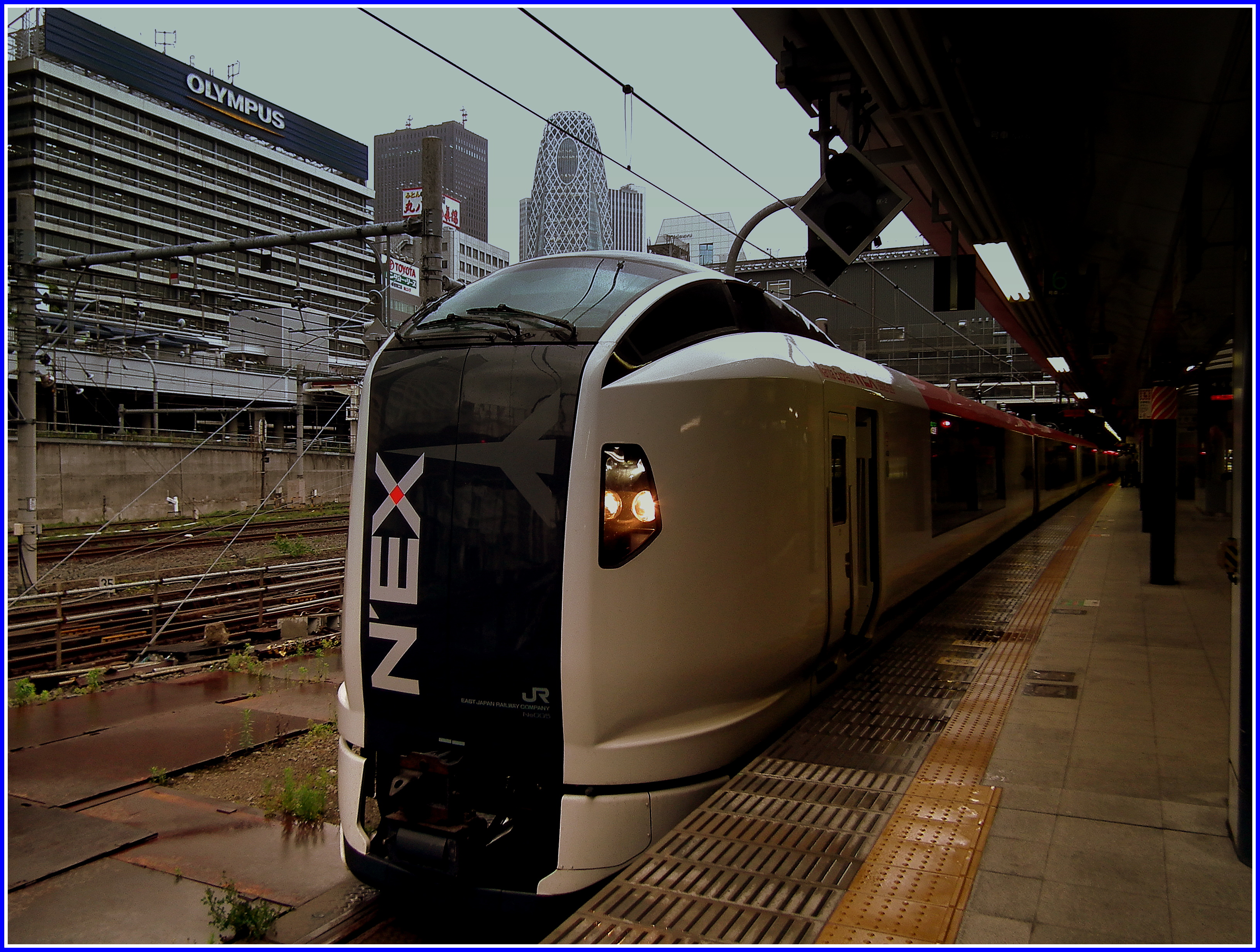 File:NARITA EXPRESS (NEX) AT SHINJUKU STATION TOKYO JAPAN JUNE 2012  (7455938122).jpg - Wikimedia Commons