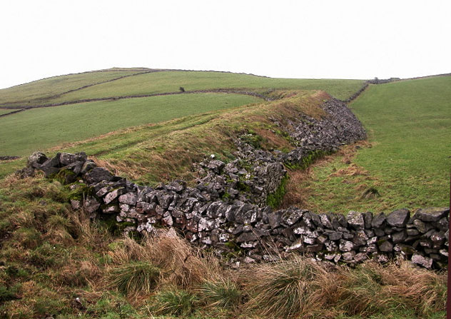 File:Old railway embankment - geograph.org.uk - 311353.jpg