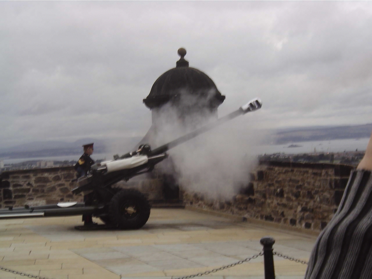 File One O Clock Gun Jpg Wikipedia