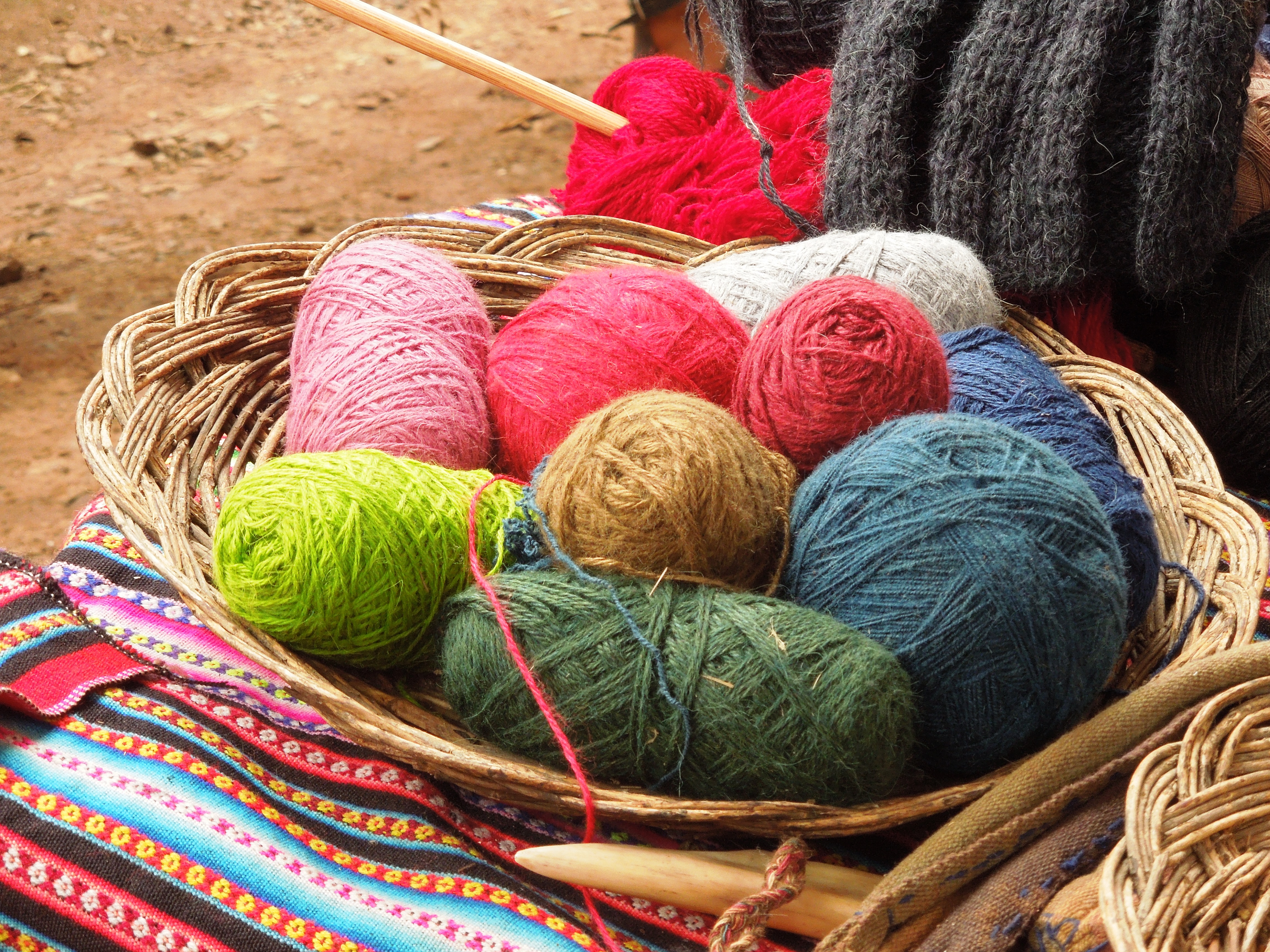 File:Ovillos de lana de alpaca en Chinchero, Cusco. (11357866594).jpg -  Wikimedia Commons