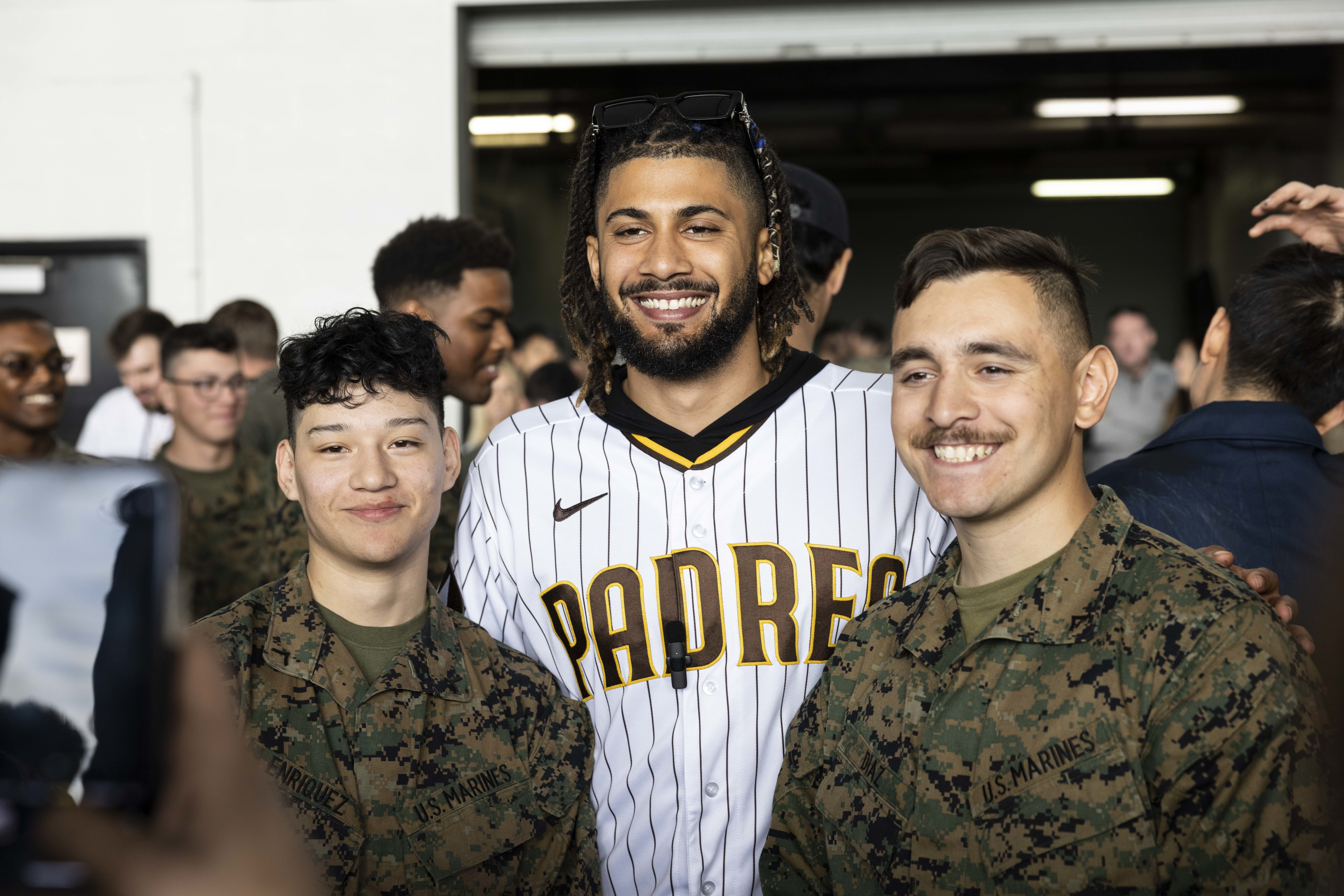 File:Padres Visit 3rd MAW Marines at Miramar (2).jpg - Wikipedia