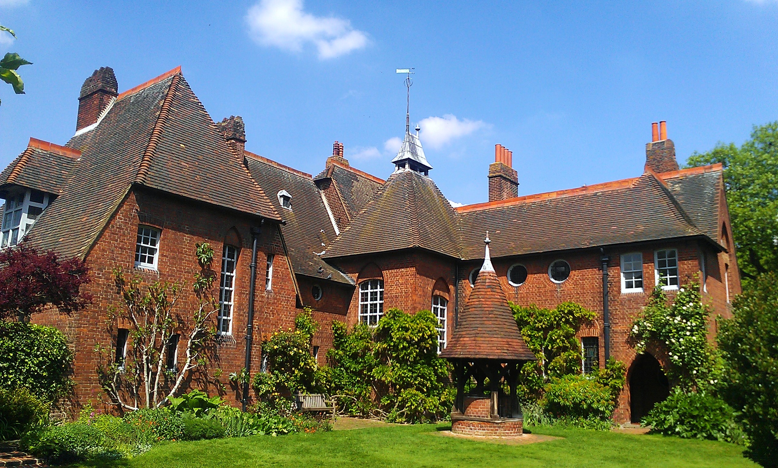 Archivo:Philip Webb's Red House in Upton.jpg - Wikipedia, la enciclopedia  libre
