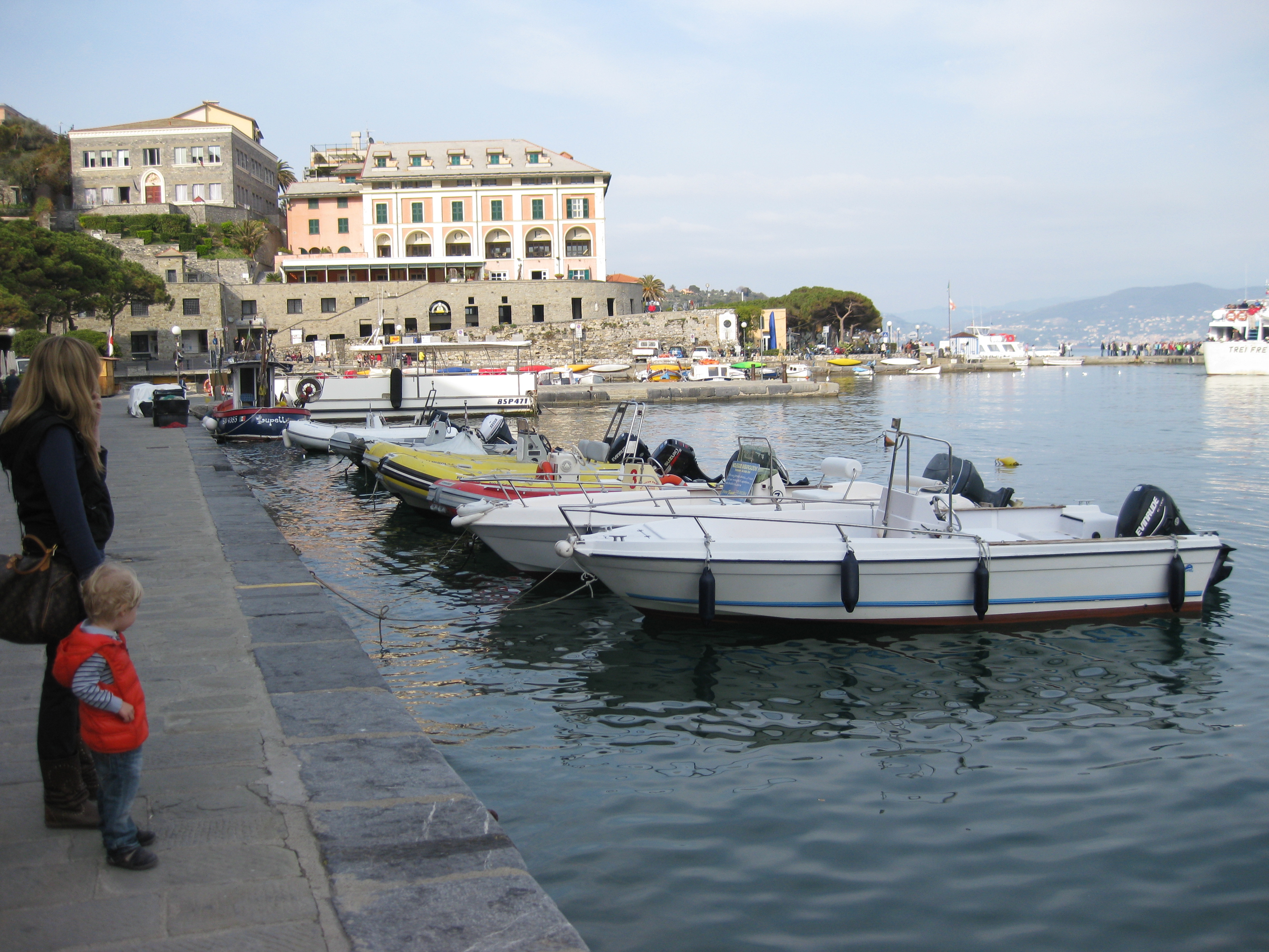 Խարսխված նավակներ Պորտովեներում, Իտալիա