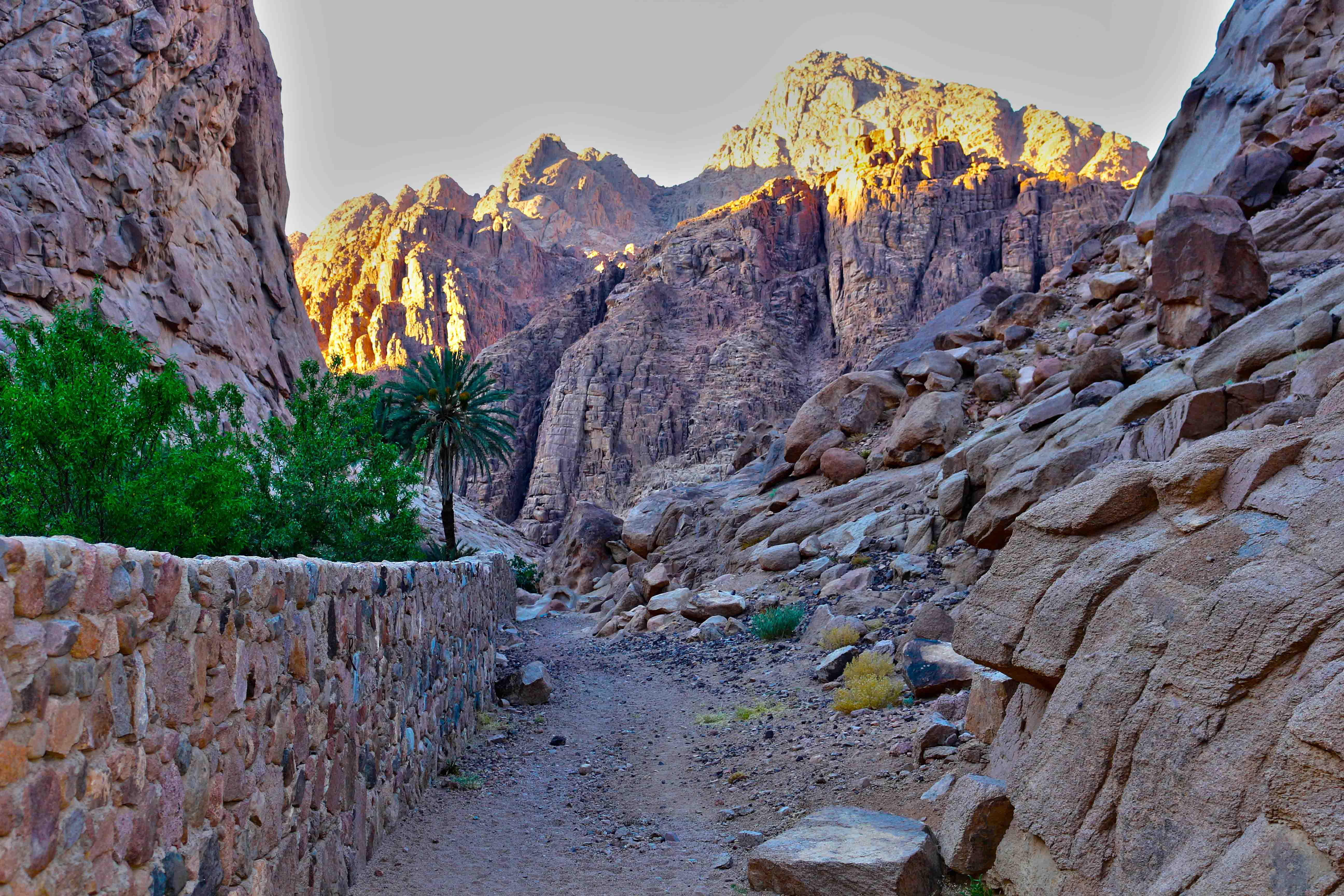 South sinai. Нарисовать гору Синай летом. Al Fanar, South Sinai Governorate. Entrance el-Souk, South Sinai Governorate.