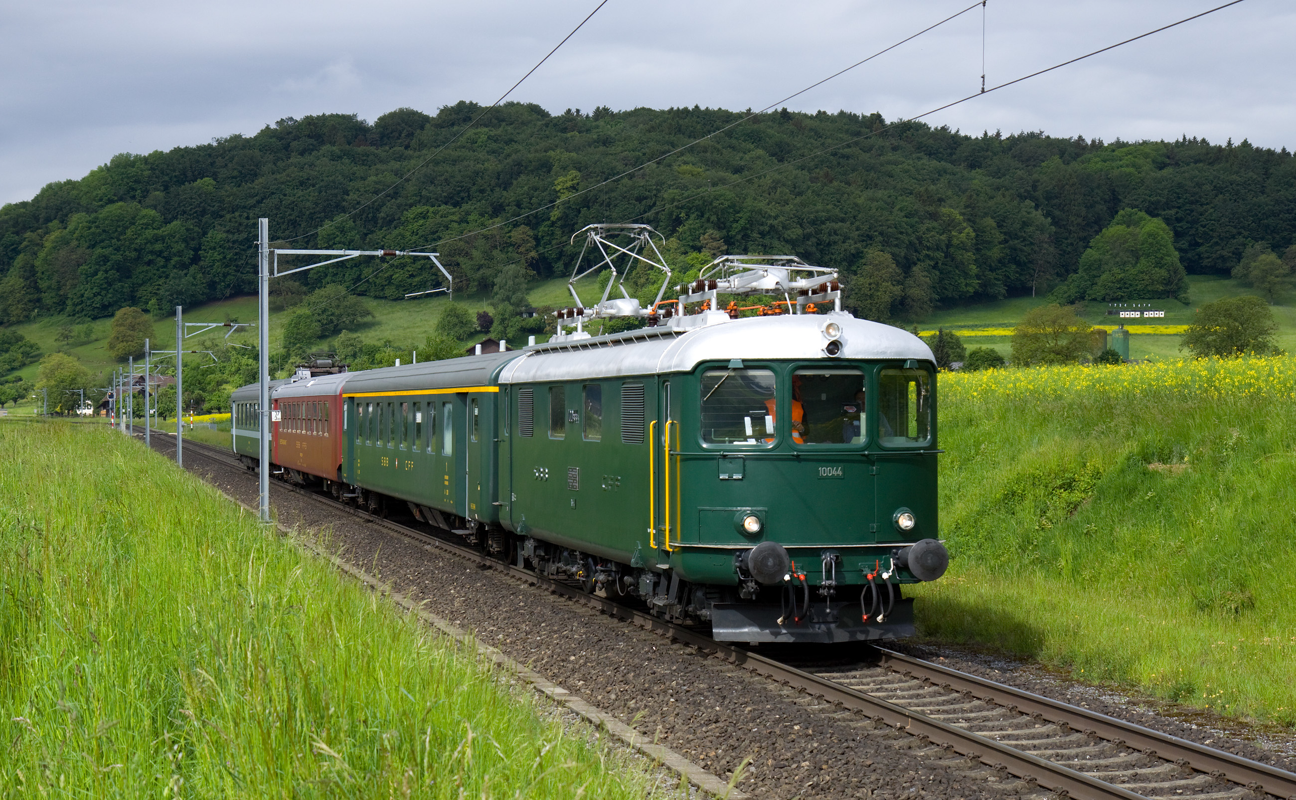 File:Re 4-4 I 10044 bei Otelfingen.jpg - Wikimedia Commons