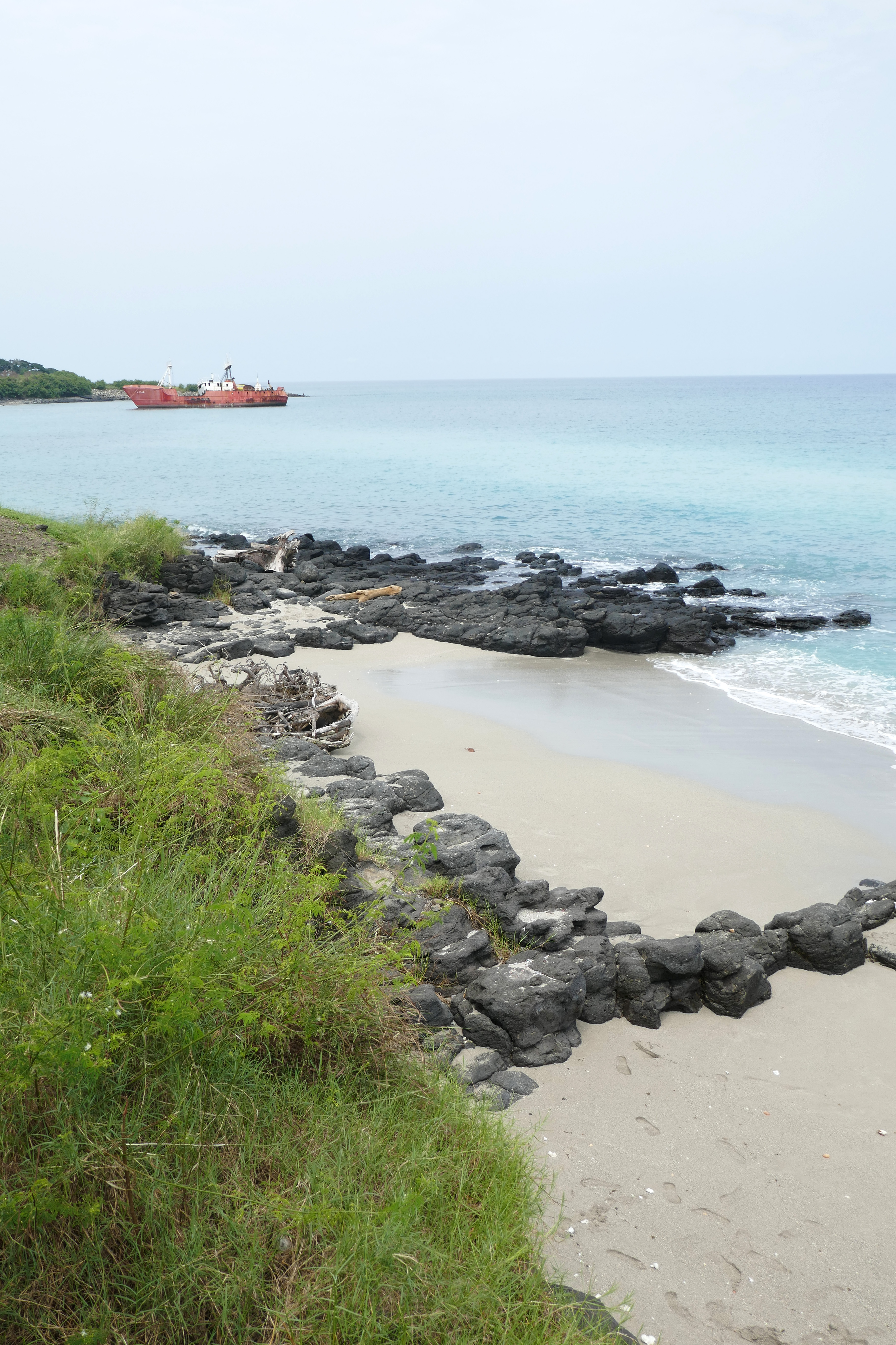 File Rochers Et Sable Fin Sur Une Plage Au Nord De Sao Tome 3 Jpg Wikimedia Commons