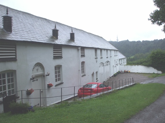 File:The Long Barn, Thornhill, Cardiff - geograph.org.uk - 938245.jpg