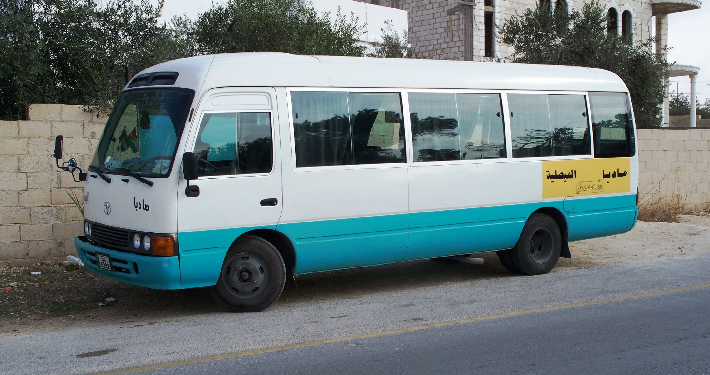 Por ley bobina Anfibio File:Toyota bus in Jordan.jpg - Wikimedia Commons
