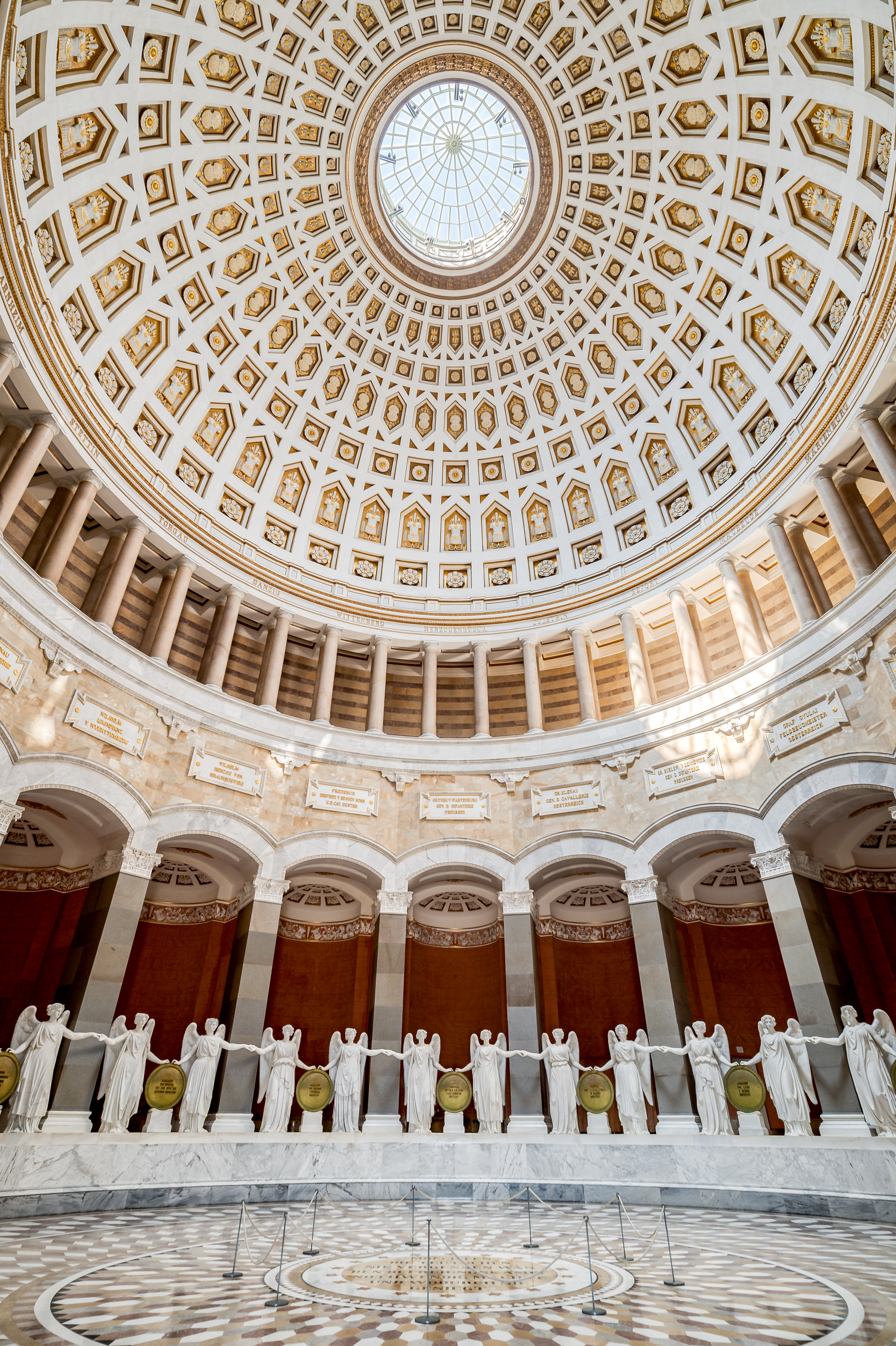 Blick in die prächtige Kuppel der Befreiungshalle Kelheim