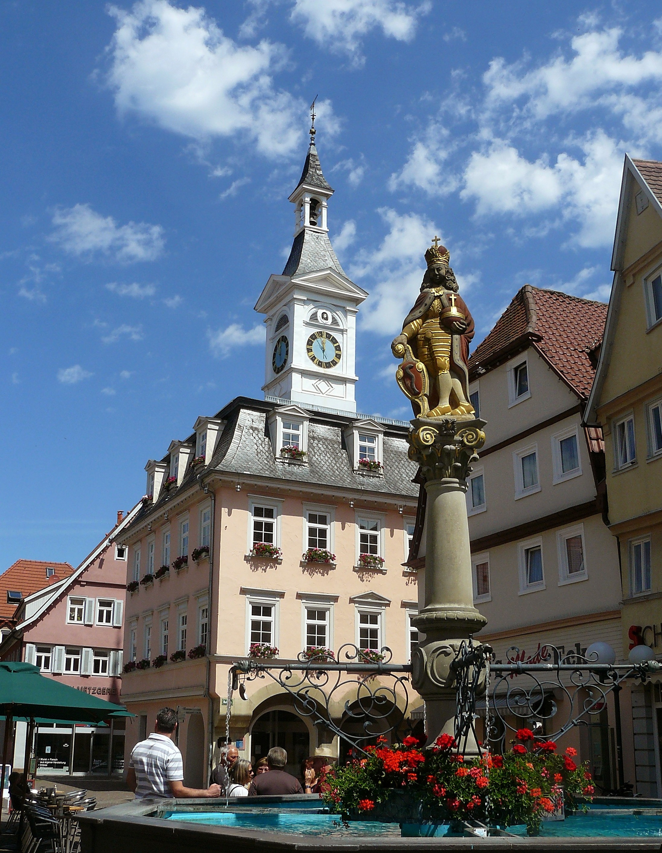 historisches Rathaus in Aalen hinter dem Marktbrunnen