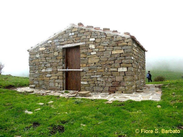 File:Alessandria del Carretto (CS), 2010, sui sentieri del Pollino verso il Monte Sparviere. (8).jpg