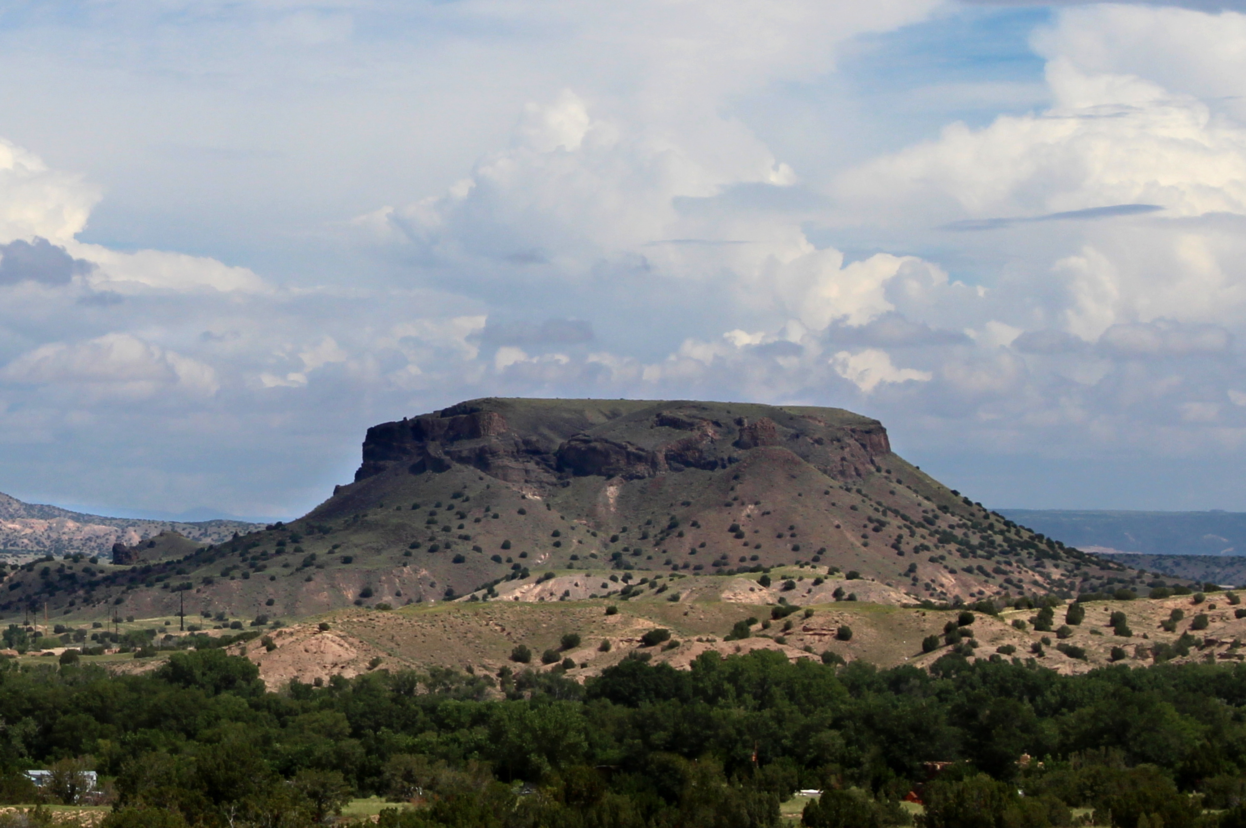 Black_Mesa%2C_Road_502_near_San_Ildefonso_Pueblo%2C_New_Mexico_USA_-_panoramio.jpg