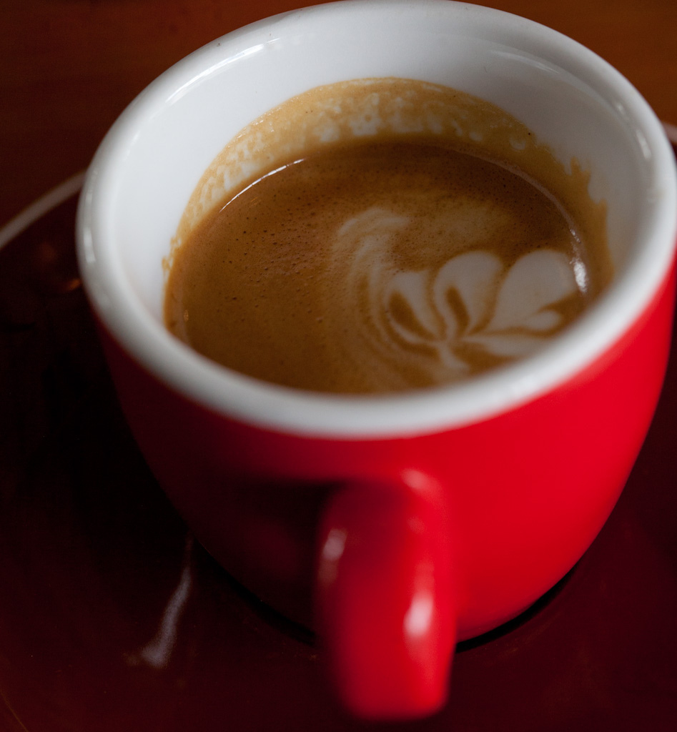 https://upload.wikimedia.org/wikipedia/commons/9/90/Caff%C3%A8_macchiato-1r.jpg