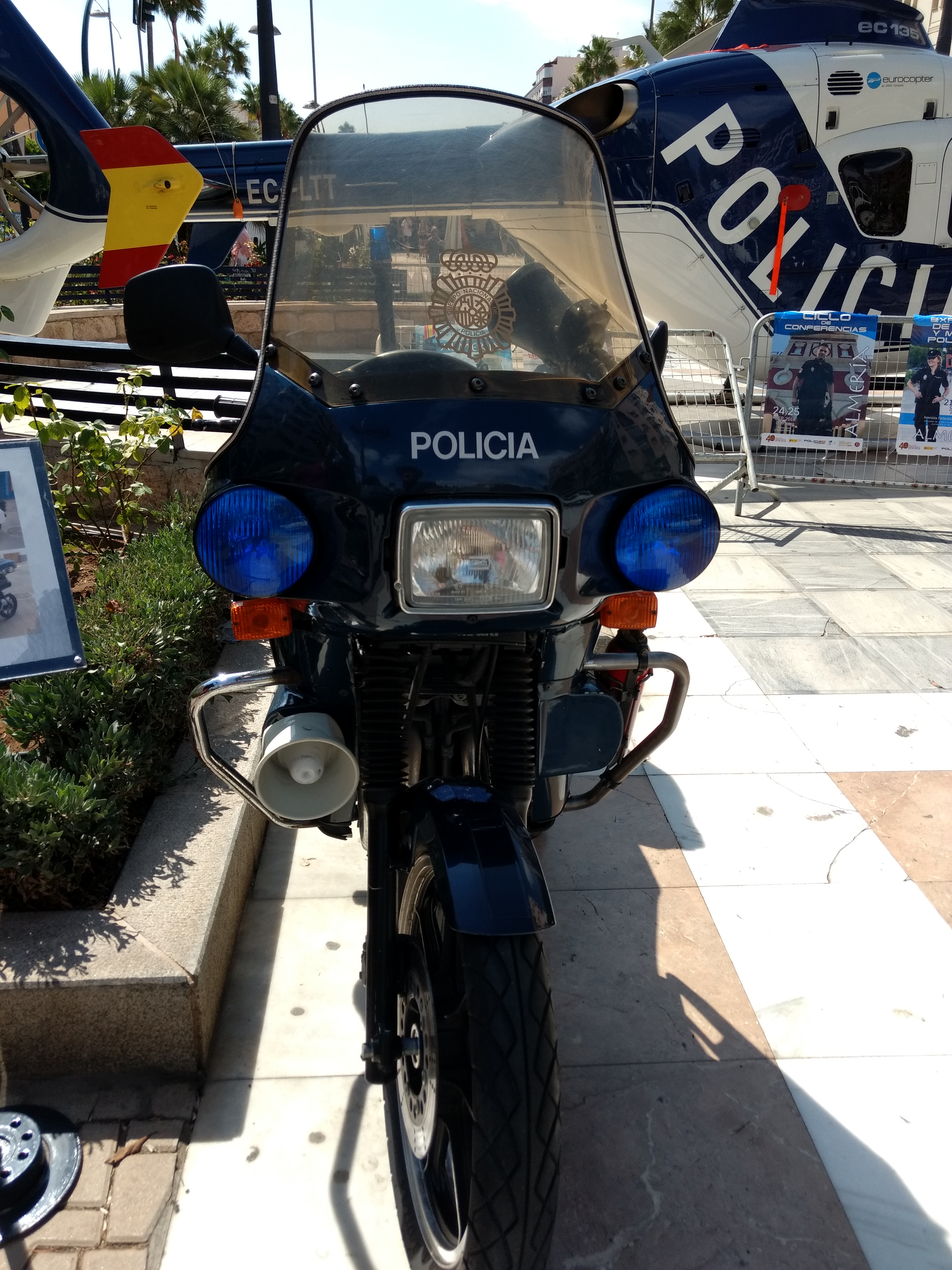 Kamel Notesbog Korridor File:Cuerpo Nacional de Policía (España), motocicleta Kawasaki GPz 550,  Patrulla de Seguridad Ciudadana, DGP-G4004 (44035830285).jpg - Wikimedia  Commons