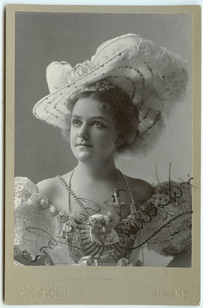 Della Fox was one of many performers whose singing and/or playing was part of illustrated songs.