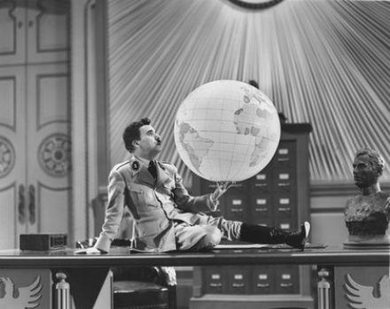 [fonte: https://it.wikipedia.org/wiki/Il_grande_dittatore - Di Trailer screenshot - The Great Dictator trailer, Pubblico dominio, https://commons.wikimedia.org/w/index.php?curid=8971707]