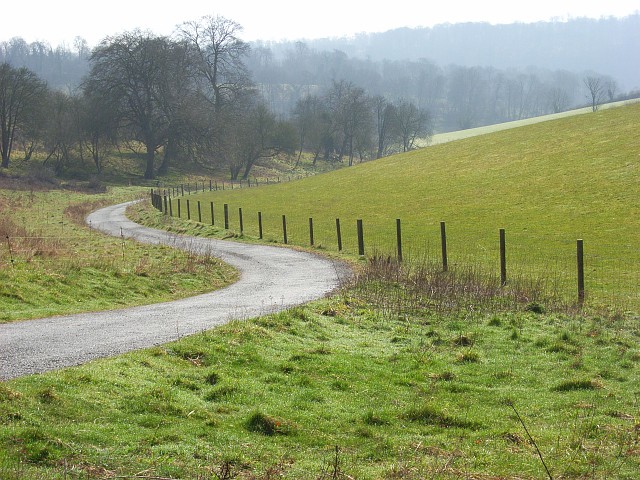 File:Farm road, Lower Vicar's Farm, Lewknor - geograph.org.uk - 743090.jpg