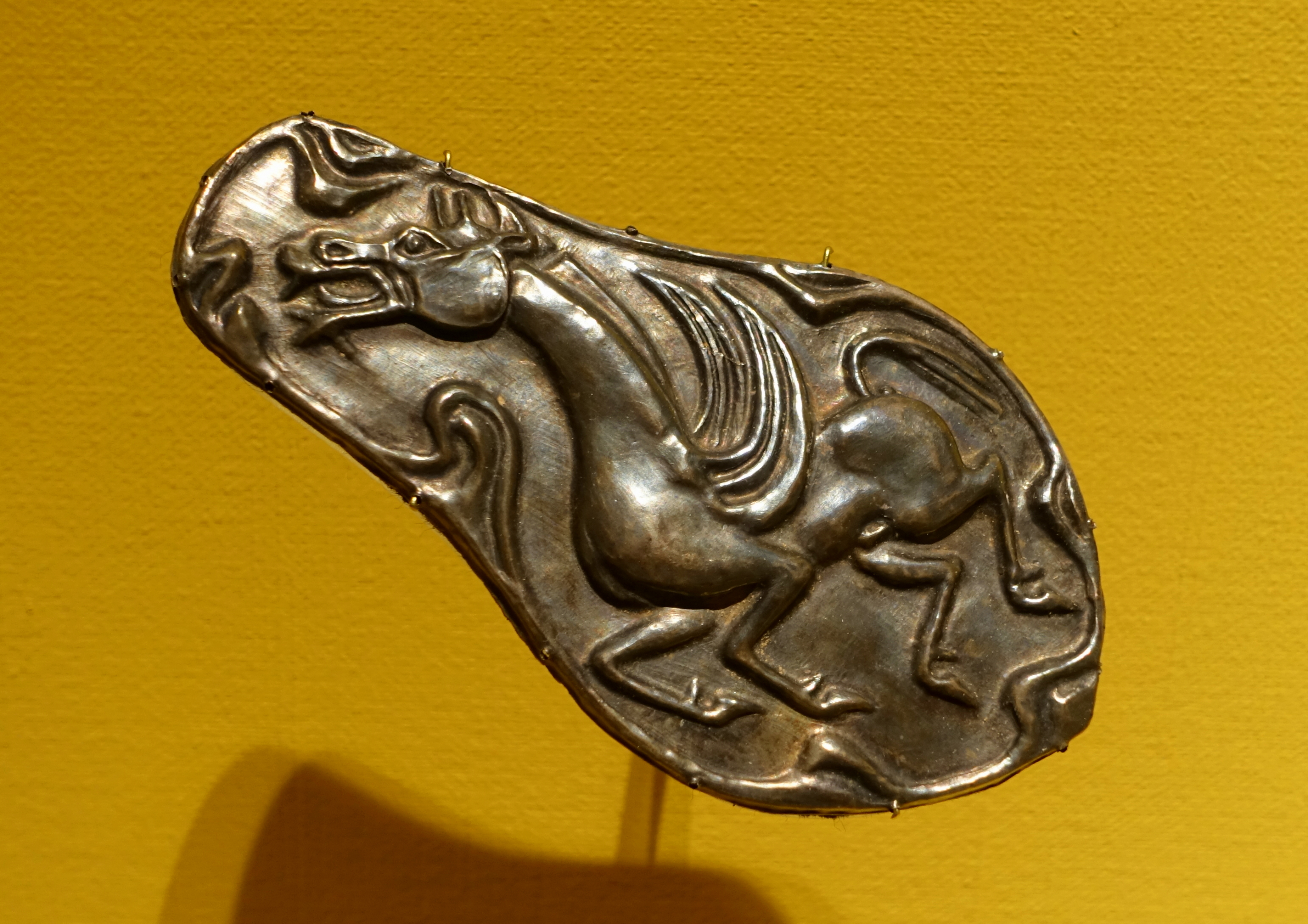 File:Flying Horse plaque, Xianbei culture, Inner Mongolia province, China,  Eastern Han dynasty, 1st century BC to 1st century AD, silver repousse -  Portland Art Museum - Portland, Oregon - DSC08648.jpg - Wikimedia Commons