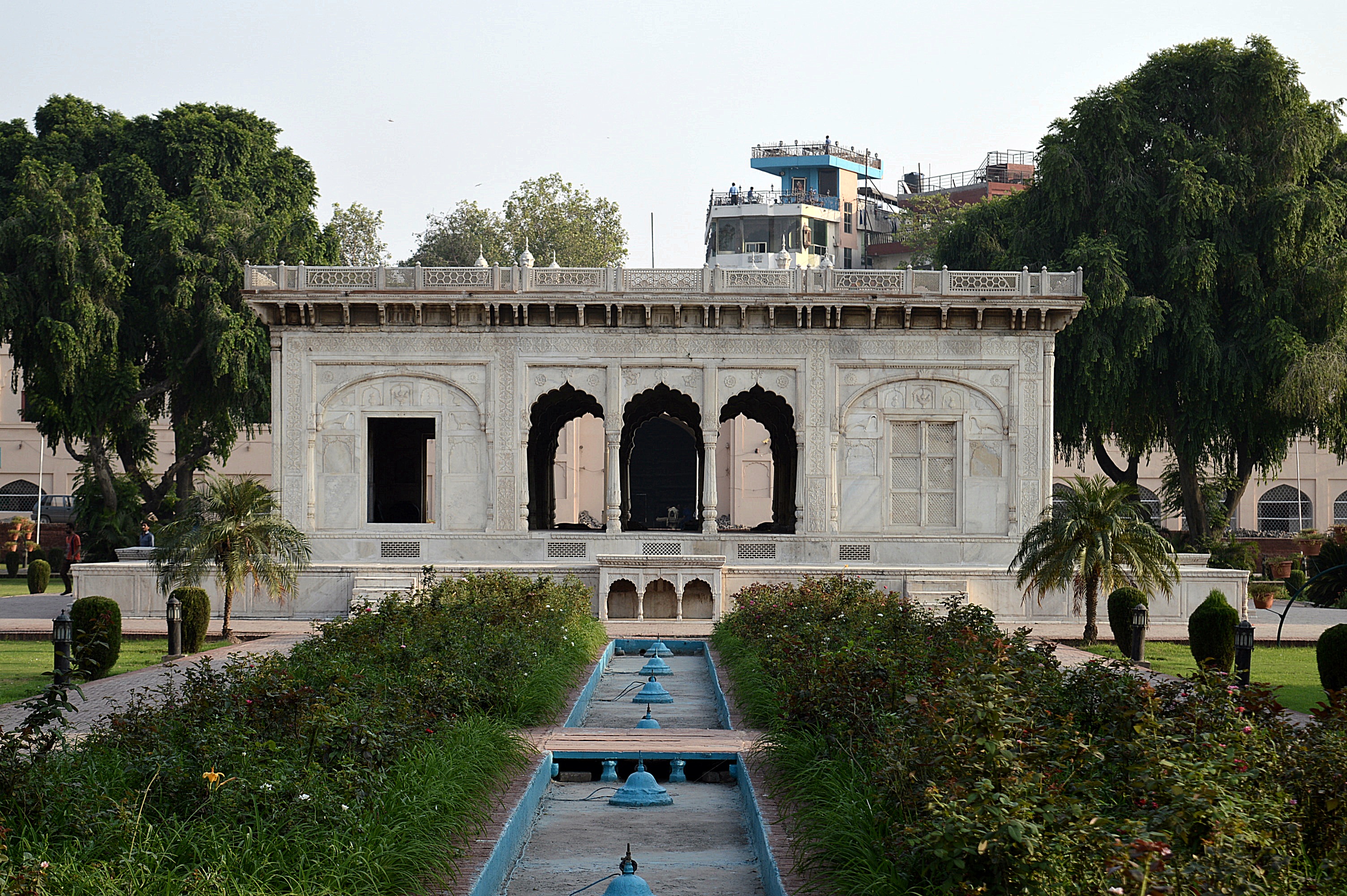 Hazuri_Bagh_Baradari_infront_of_Roshnai_Gate.JPG