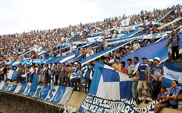 File:Hinchada de Godoy Cruz de Mendoza.JPG