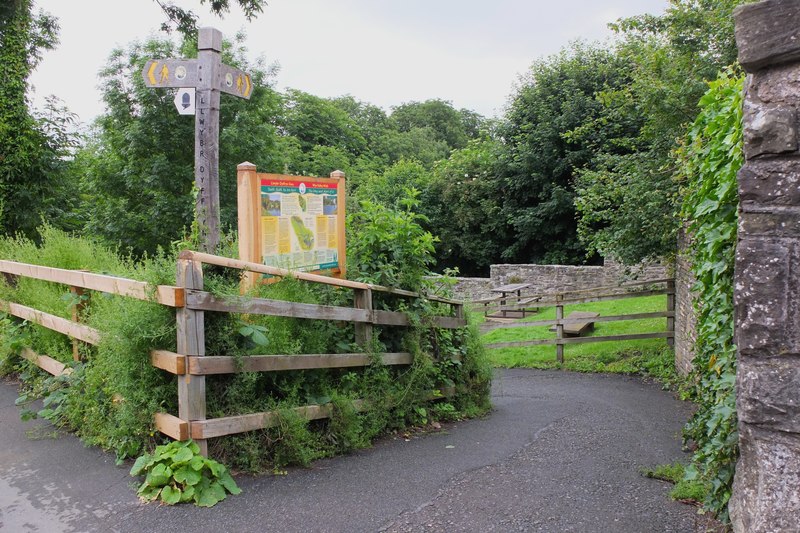 File:Intersection of Offa's Dyke path and Wye Valley Walk - geograph.org.uk - 3026676.jpg