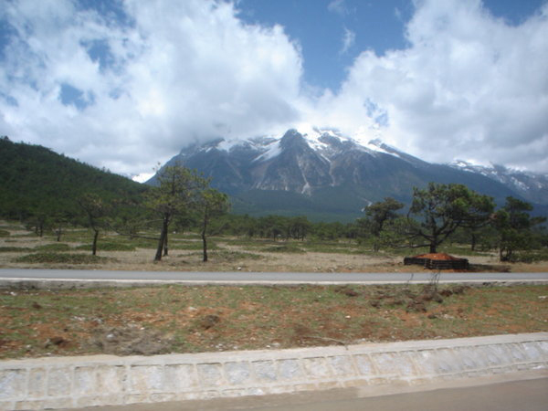 File:JadeDragonMountain Lijiang.JPG