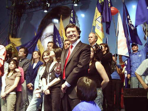 File:Joaquín Lavín en cierre de campaña 2005.jpg