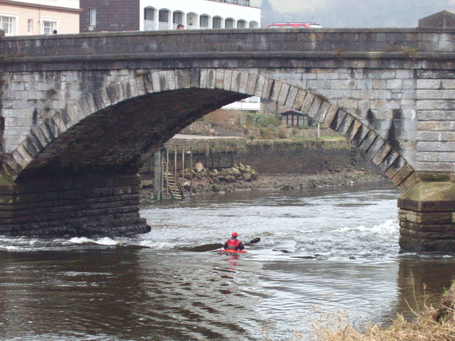 File:Kayak in tidal flow under Totnes Bridge - geograph.org.uk - 1150069.jpg