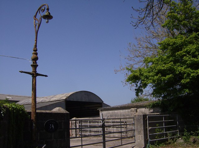 File:Lamp post at Court Farm - geograph.org.uk - 440612.jpg