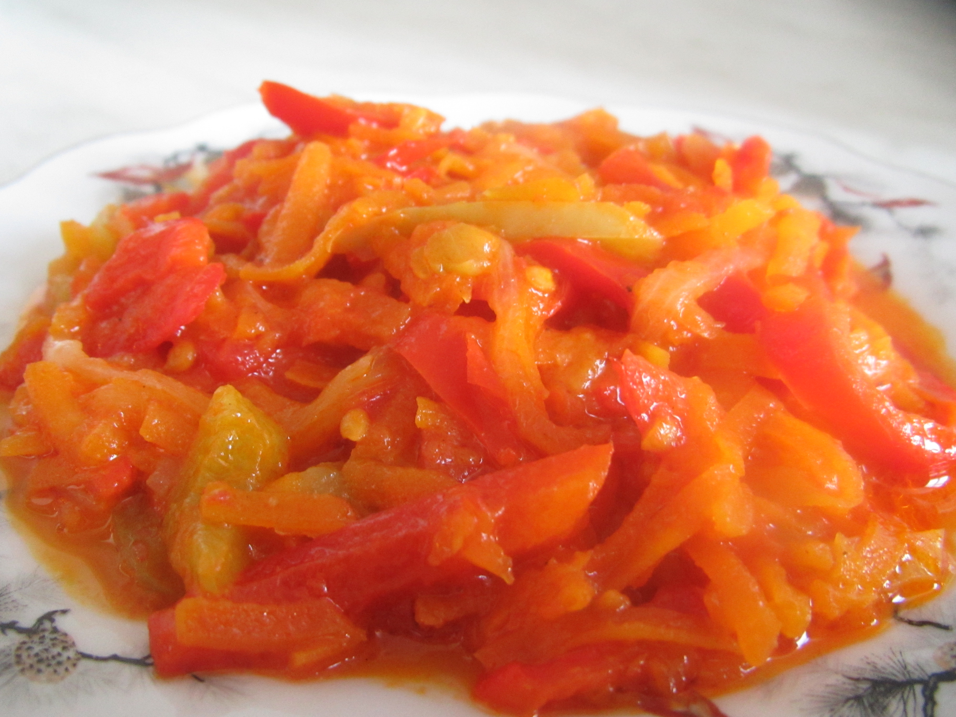 Лечо с морковью на зиму. Лечо сморковью илуком. Салат по венгерски на зиму. Лечо с морковью. Салат из болгарского перца на зиму.