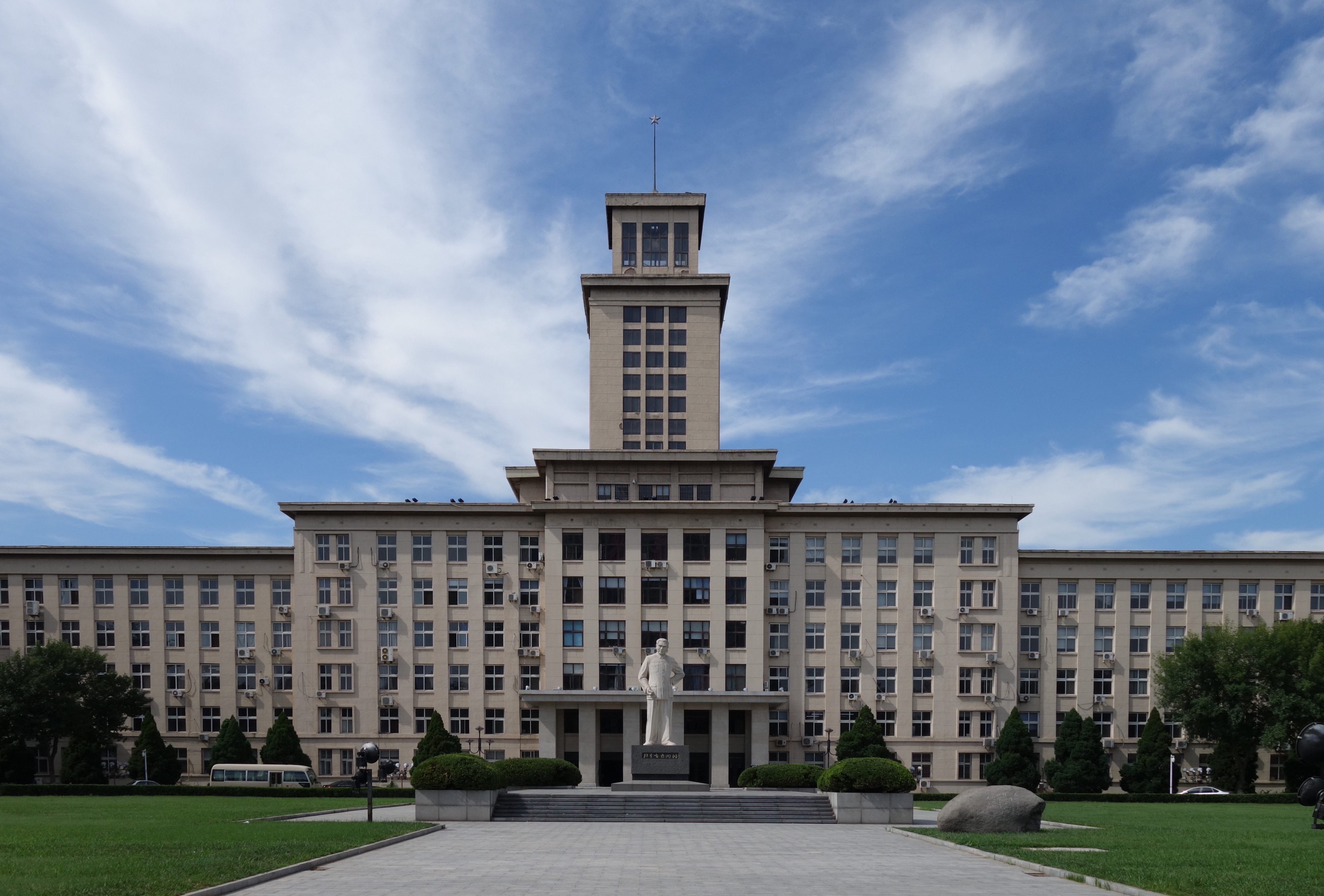 Университет Main_Building_of_Nankai_University_2015-08-04