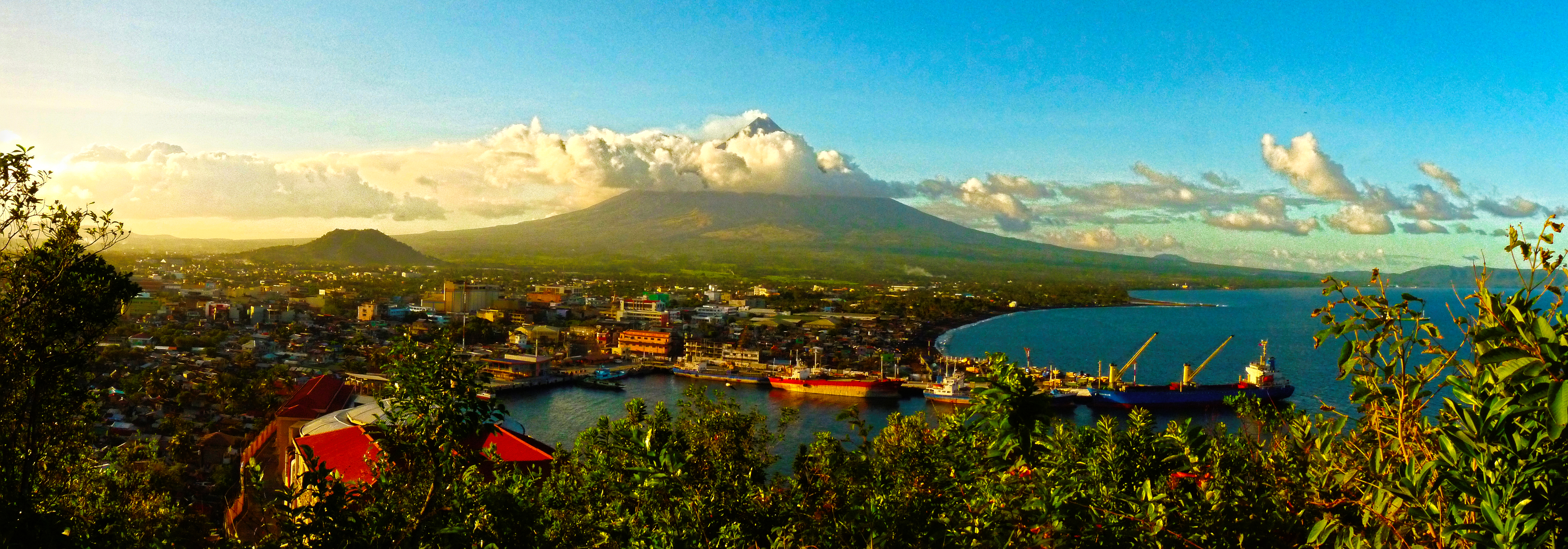Mayon Volcano - panoramio.jpg