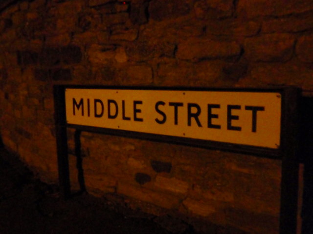 File:Middle Street sign in Isham - geograph.org.uk - 1100127.jpg