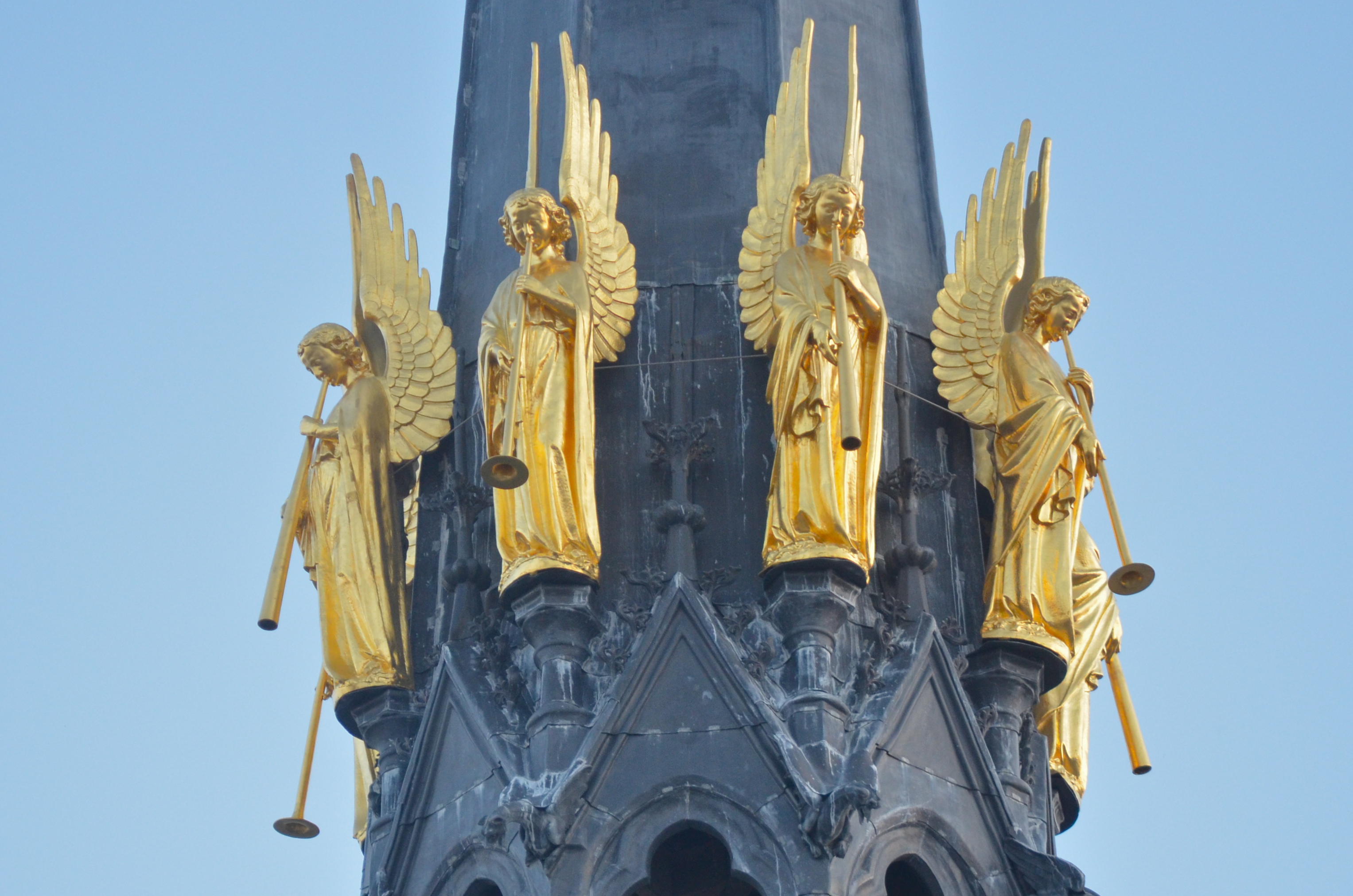 Фигуры четырёх трубящих ангелов в церкви в Бостоне