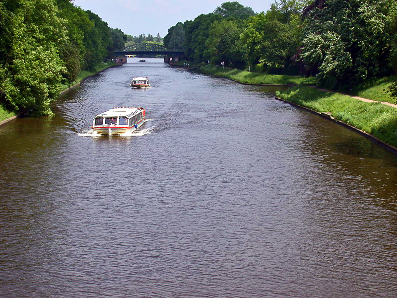 File:North up canal with tour boats May 2002 - panoramio.jpg